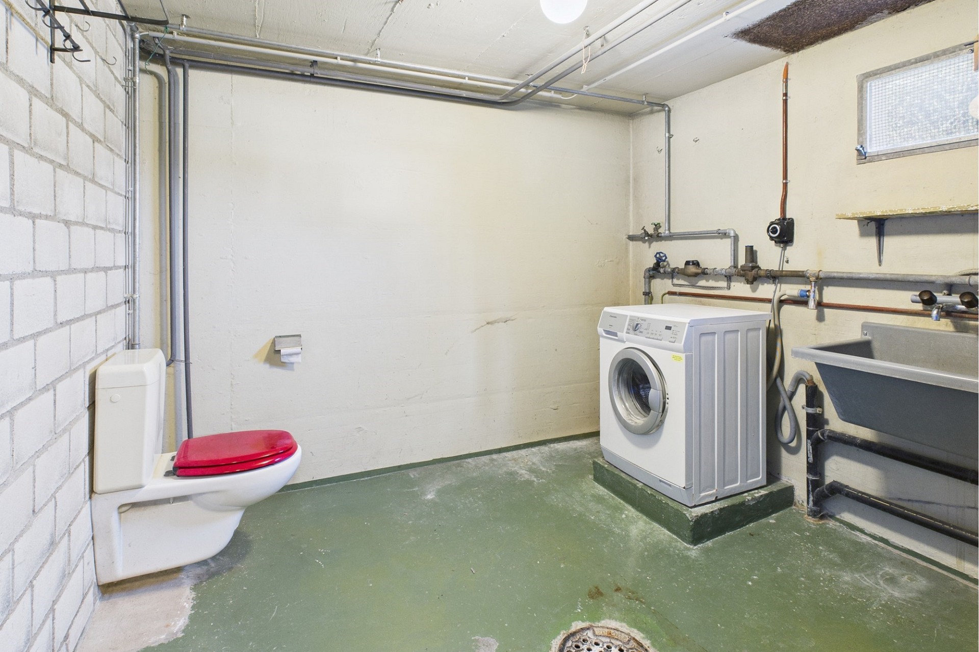 Hauswirtschafts- bzw. Technikraum mit WC