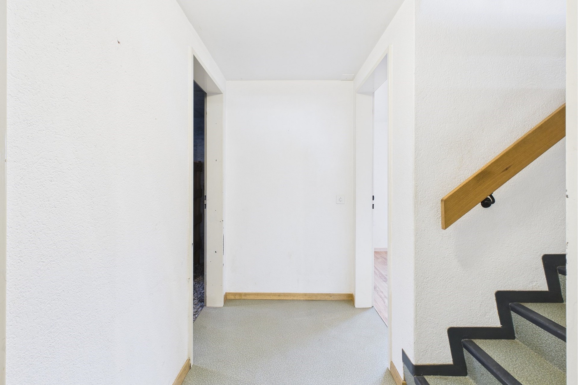 Heller Treppenflur mit mehreren Türdurchgängen