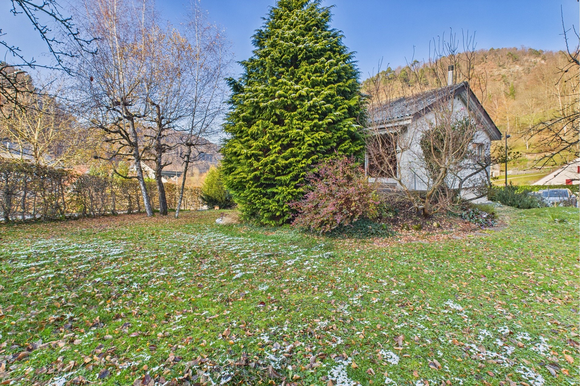 Garten mit Haus am Hang