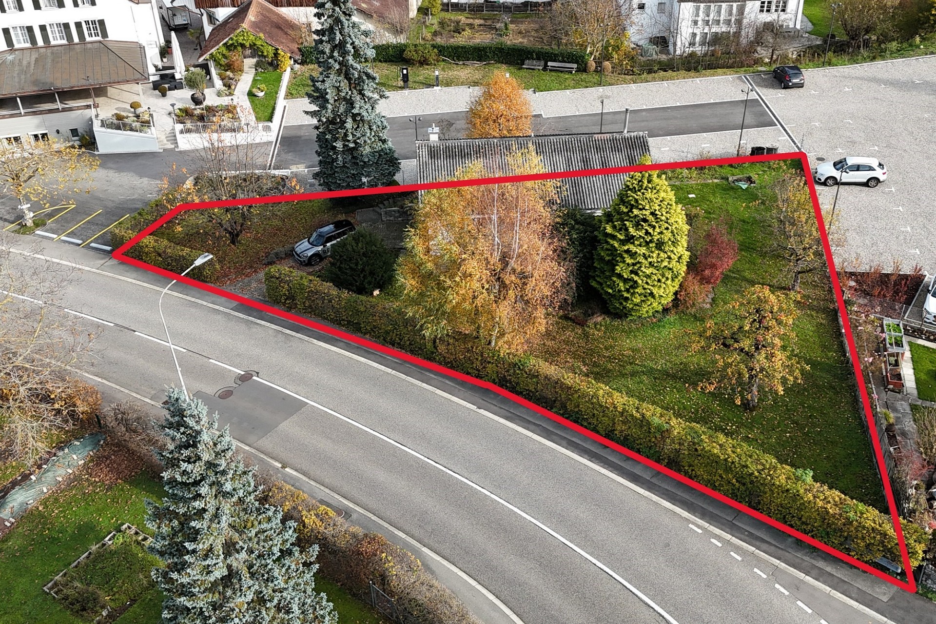 Luftaufnahme eines markierten Grundstücks an einer Straße