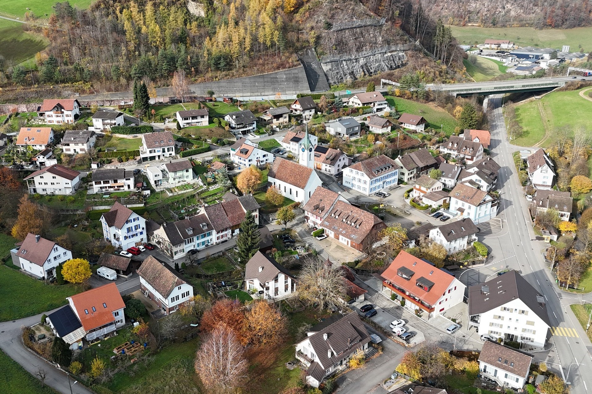 Luftaufnahme eines Dorfes am Hang