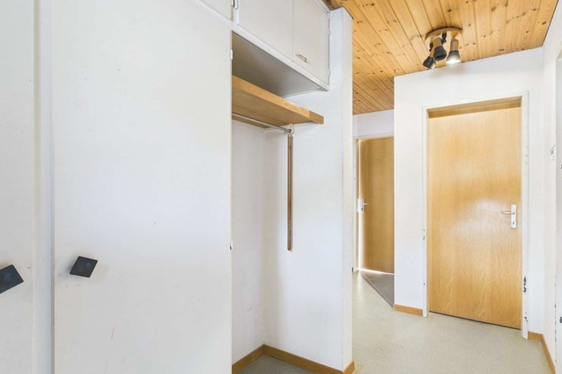 Heller Flur mit Einbauschrank