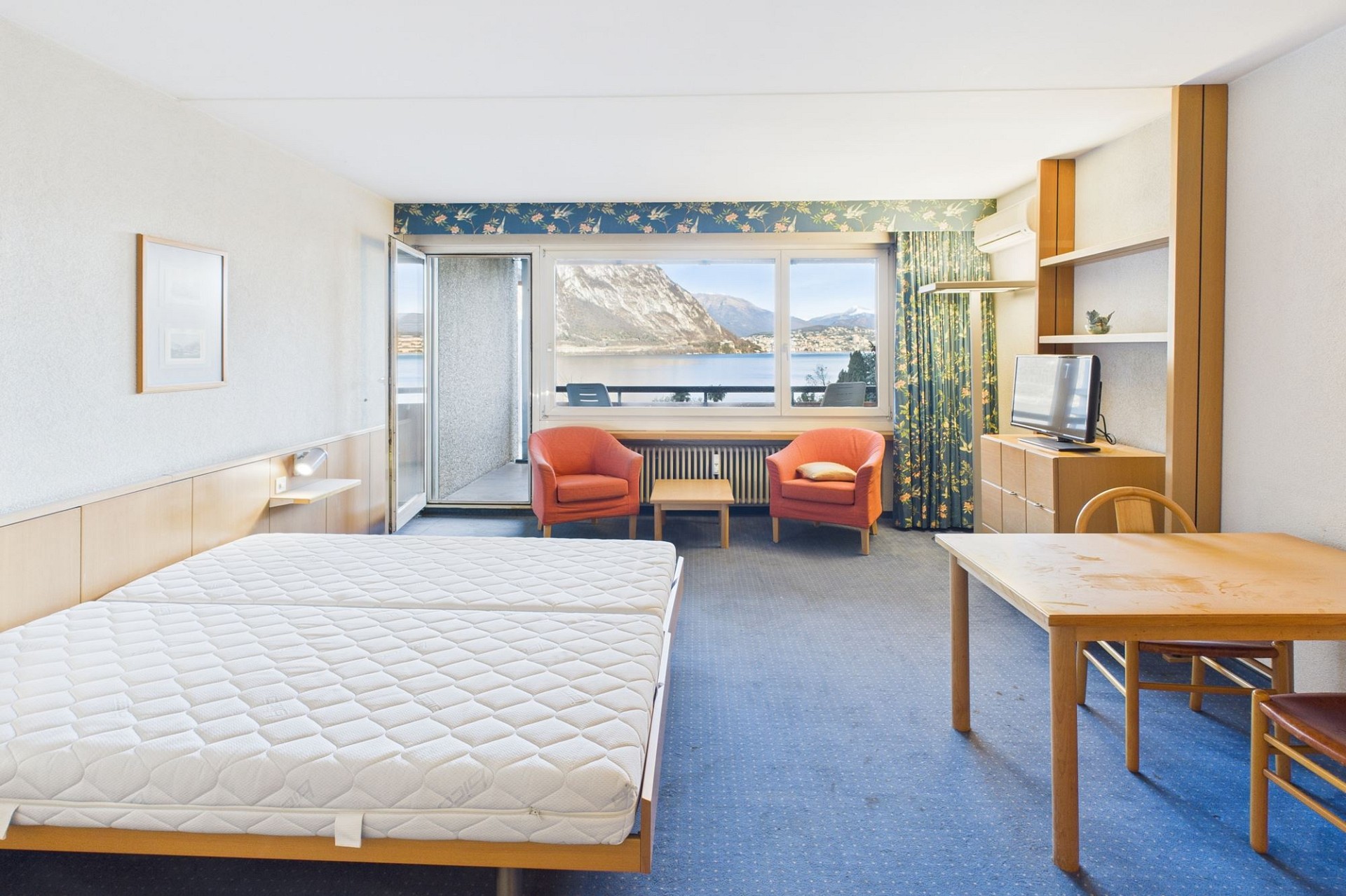 Helles Hotelzimmer mit Seeblick