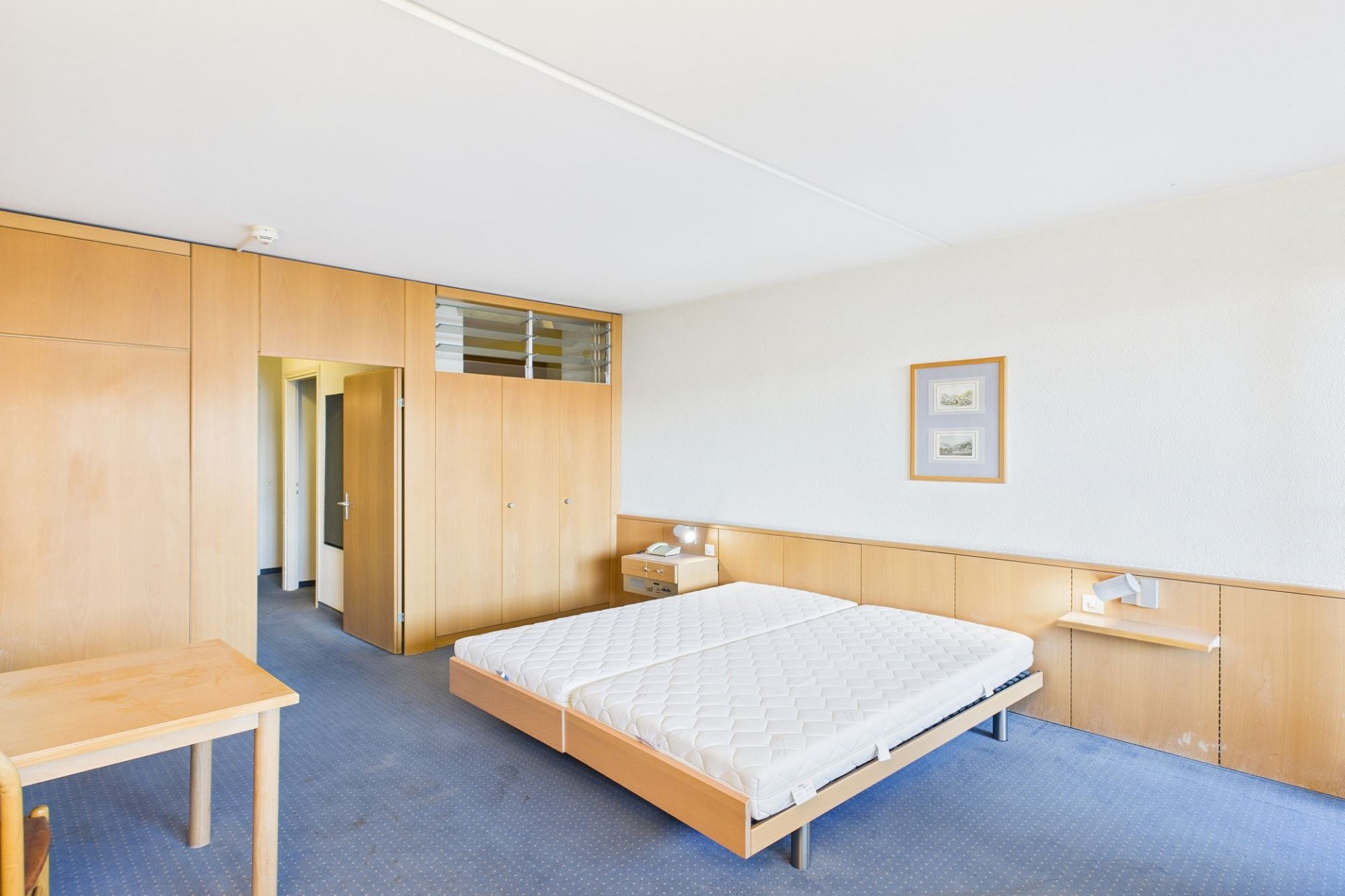 Helles Schlafzimmer mit Einbauschränken