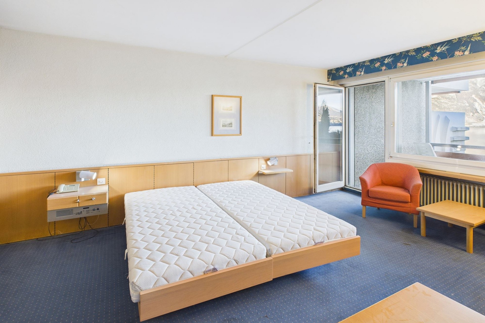 Einfaches Schlafzimmer mit Balkonzugang
