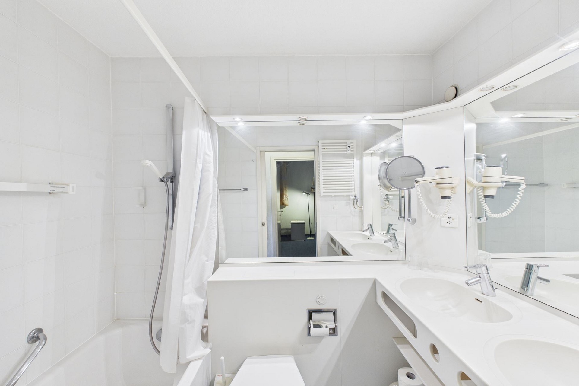 Modernes weißes Badezimmer mit Doppelwaschtisch