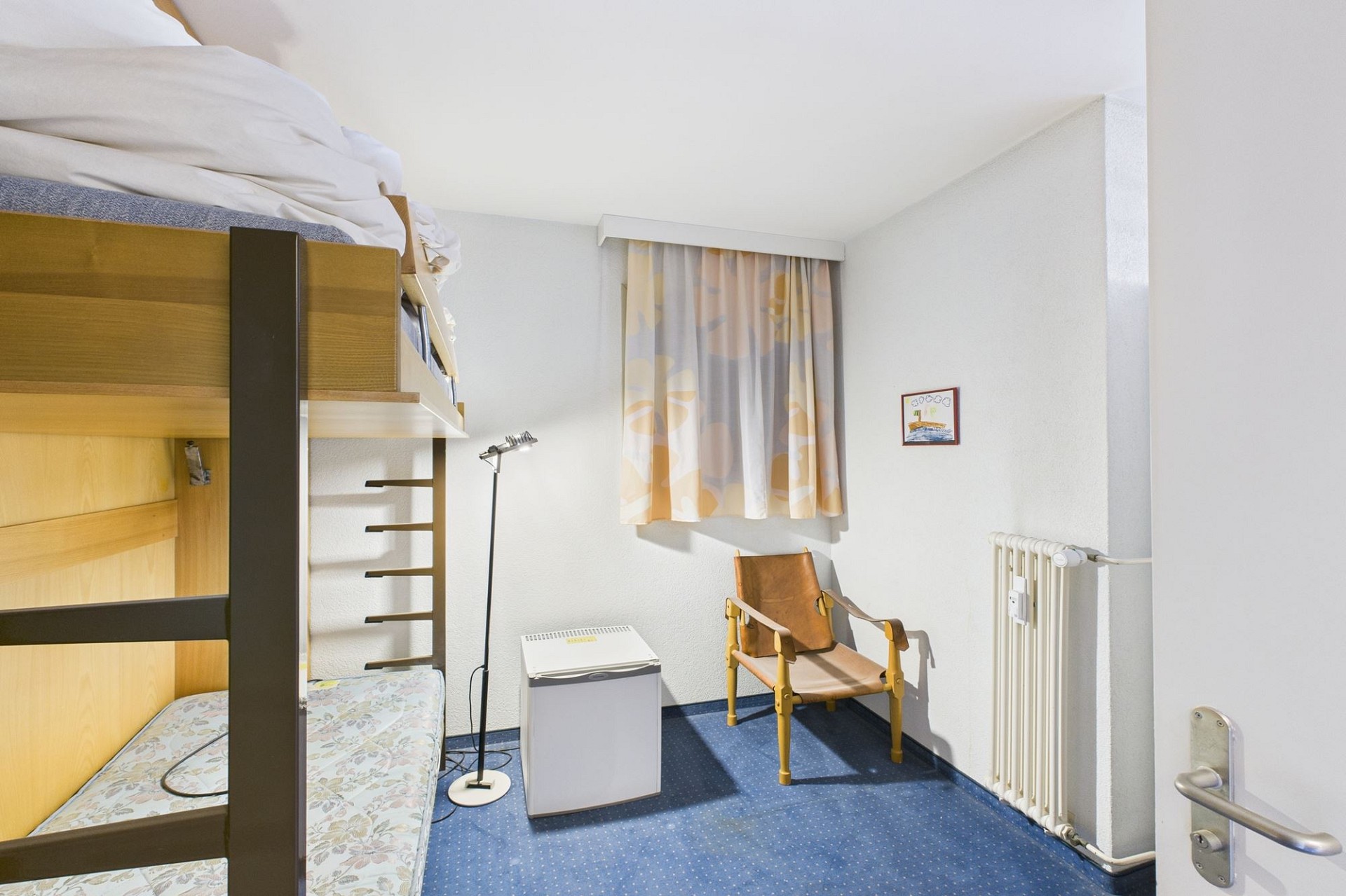 Kleines Schlaf-/Patientenzimmer mit Etagenbett und Fenster