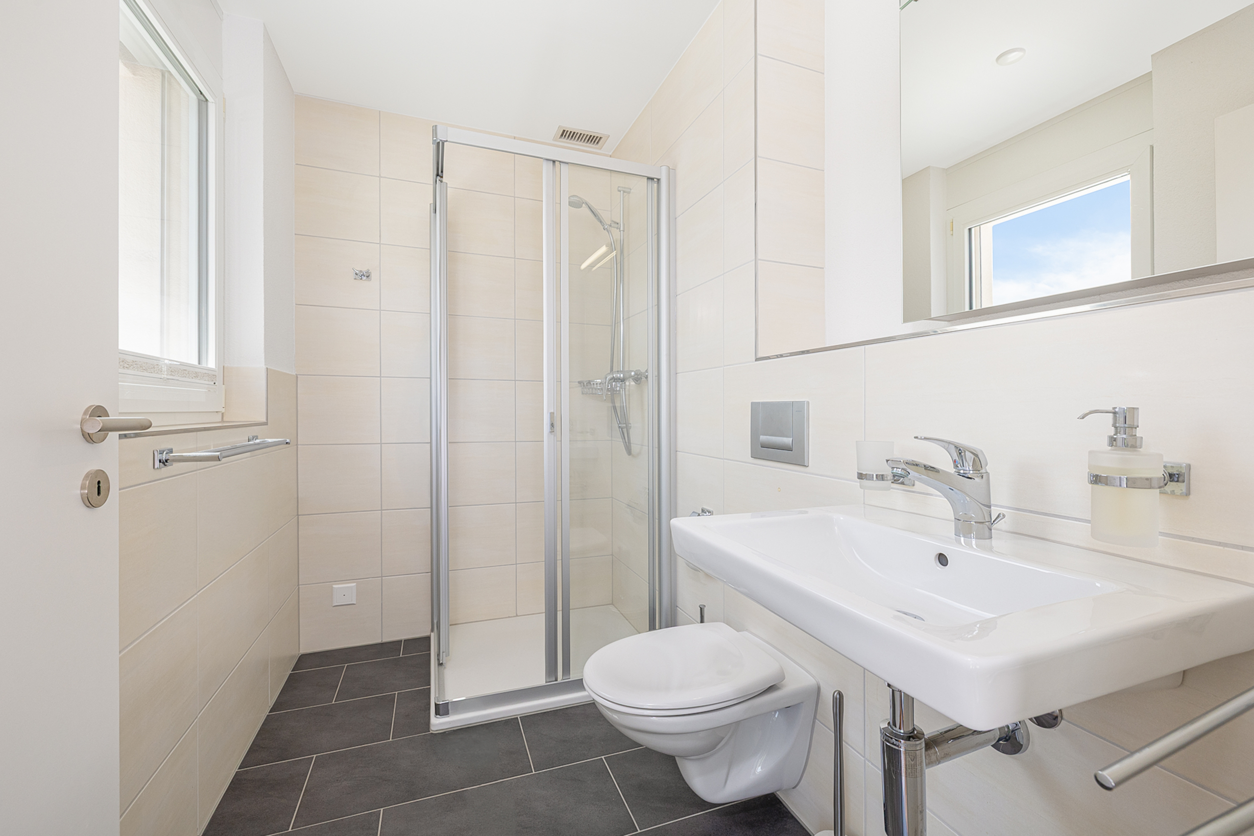 Modernes Badezimmer mit Dusche und Waschbecken