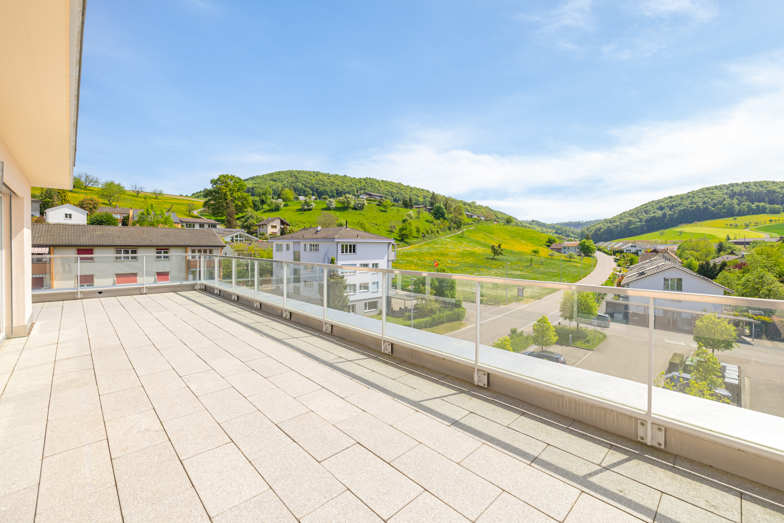Große Dachterrasse mit Panoramablick ins Grüne