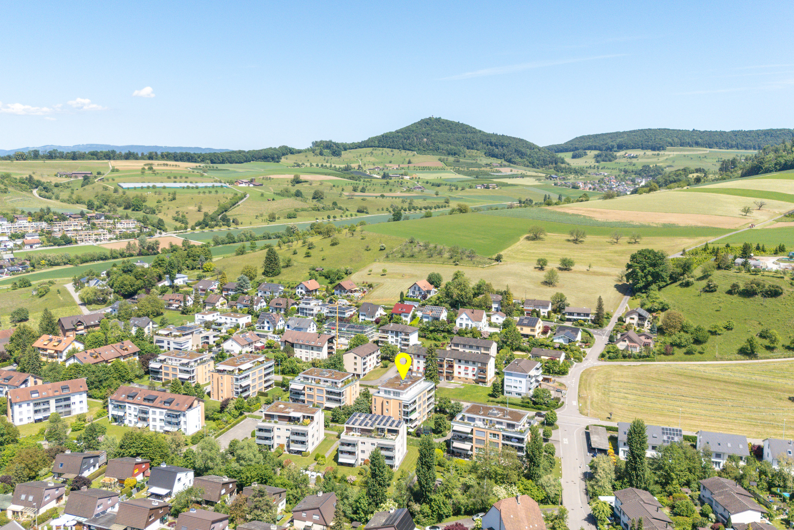 Luftaufnahme eines Wohngebiets im Grünen