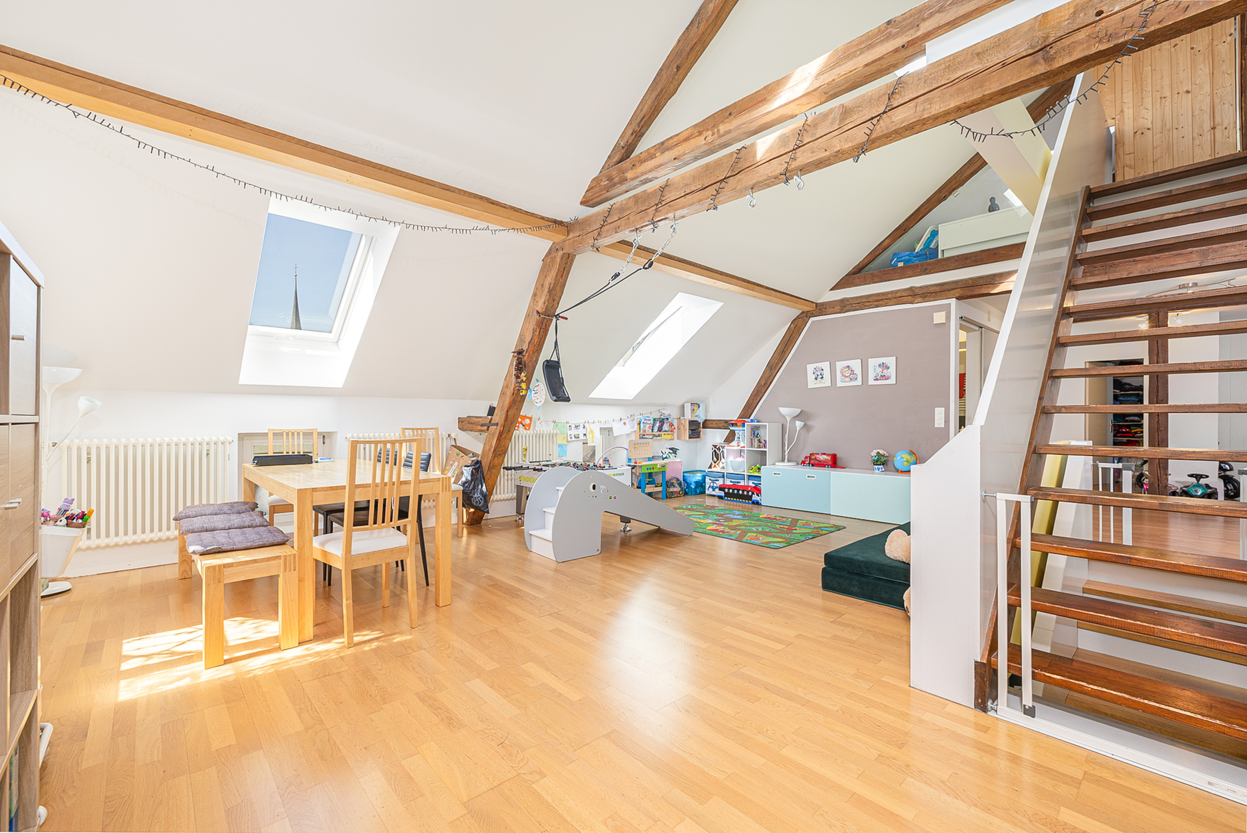 Helles Dachgeschoss mit Galerie und Kinderspielbereich