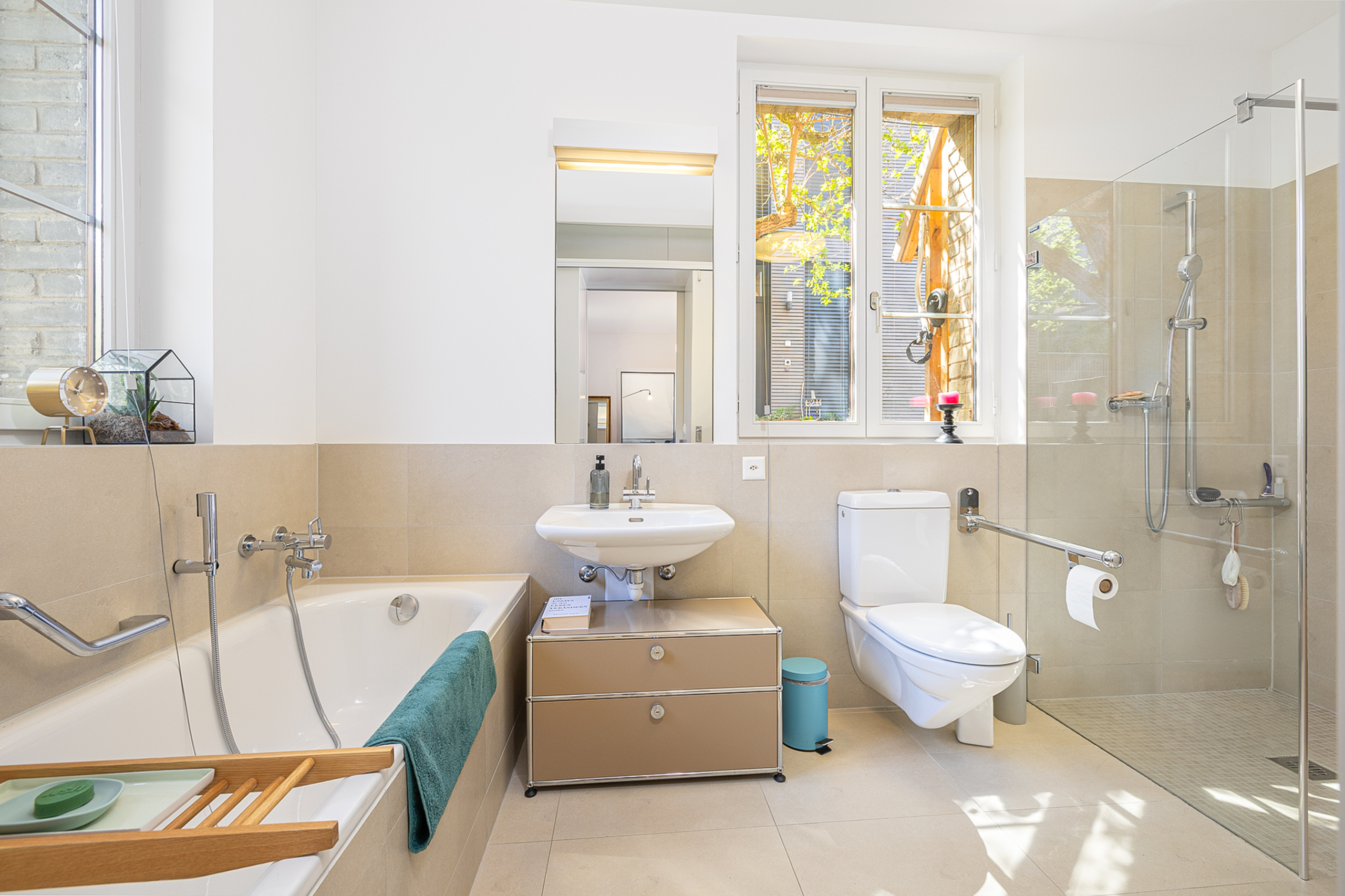 Modernes Badezimmer mit Dusche, Wanne und Tageslicht