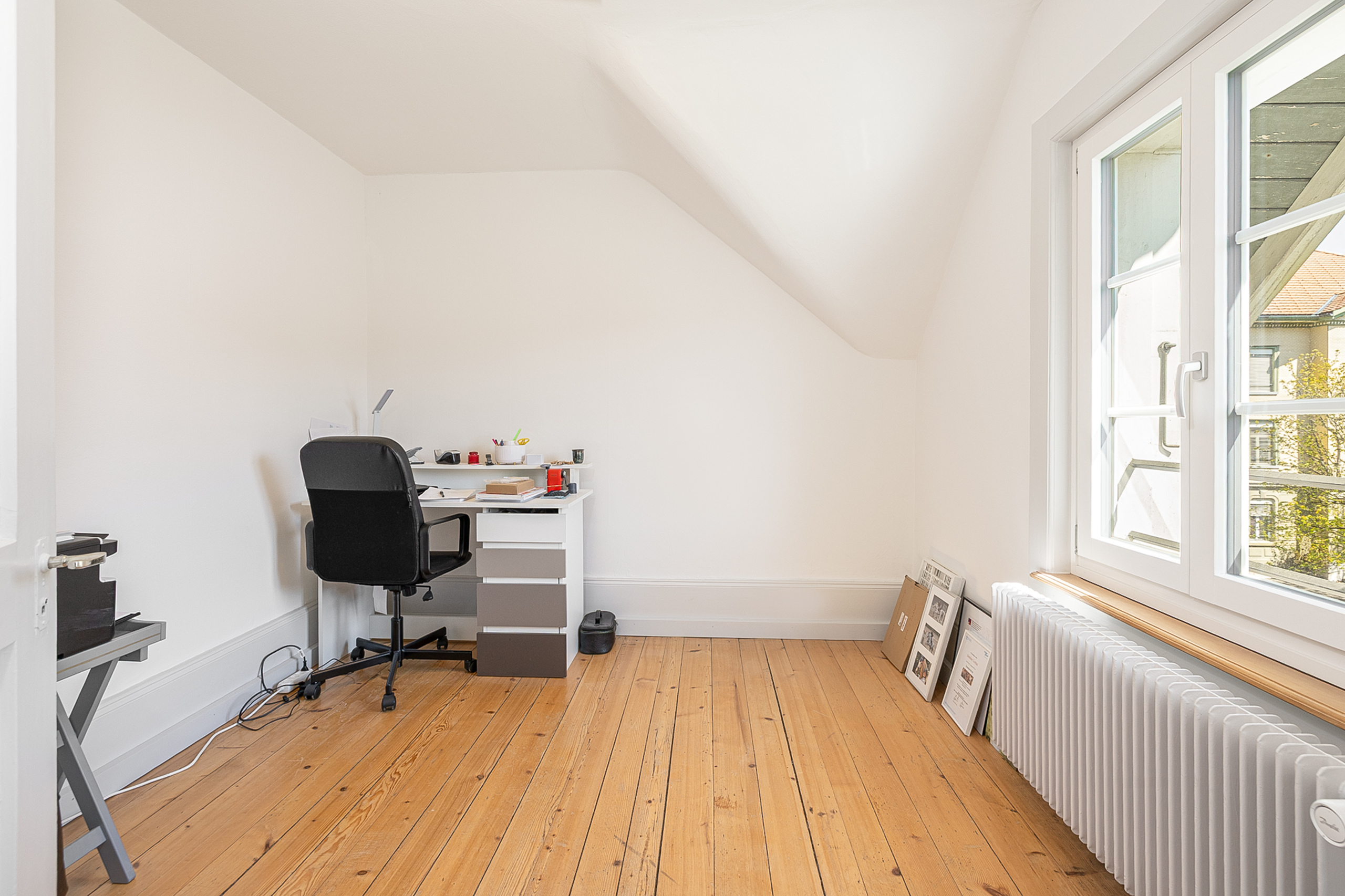 Helles Arbeitszimmer unterm Dach