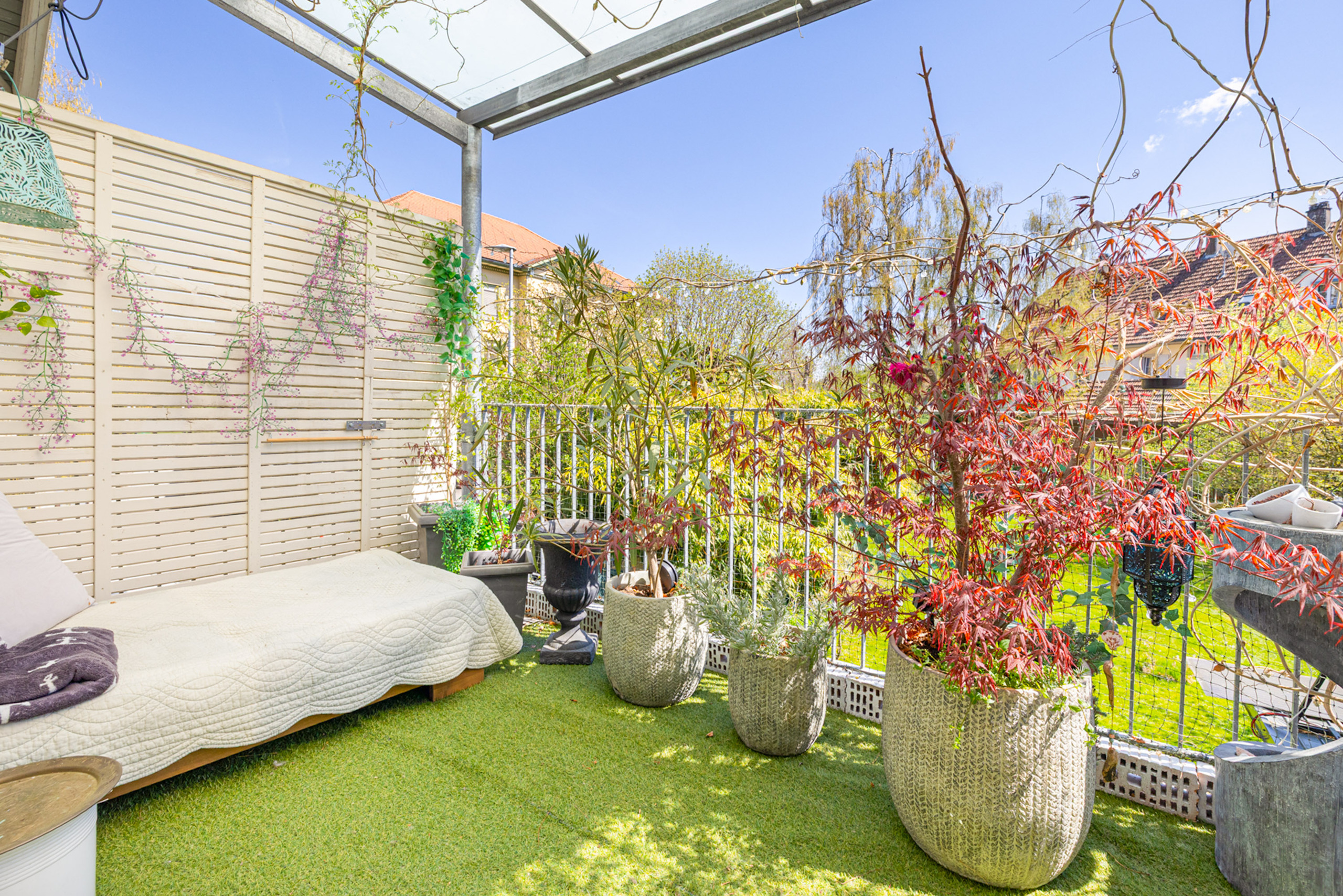 Begrünter Dachterrassenbereich mit Sitzgelegenheit