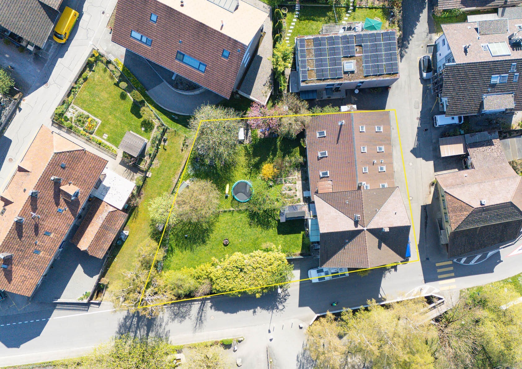 Luftaufnahme eines Wohngrundstücks mit Garten und Solardach