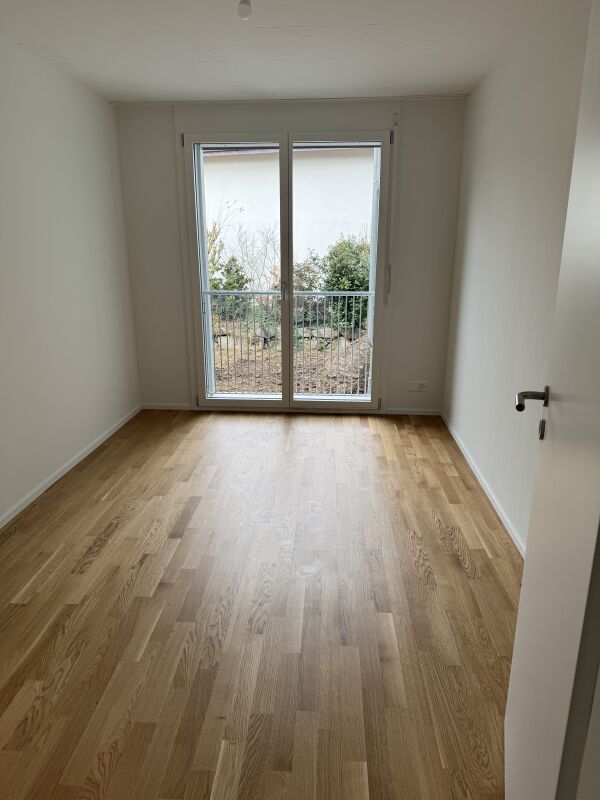 Heller leerer Raum mit Balkon- oder Terrassentür