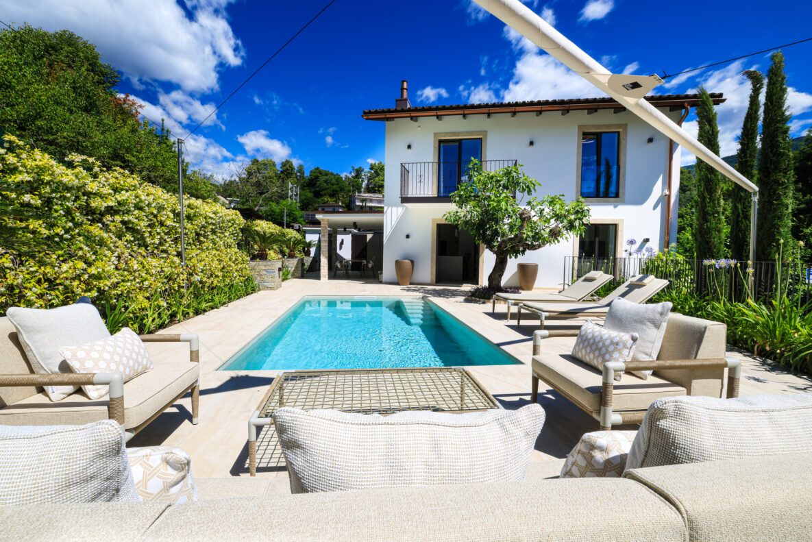 Poolbereich mit mediterranem Wohnhaus