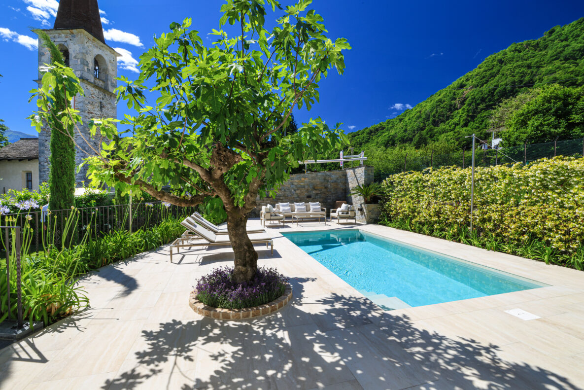 Außenbereich mit Pool und Garten