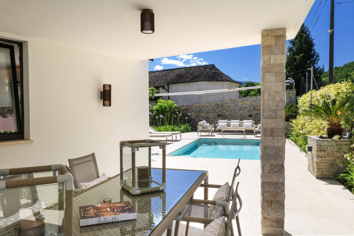 Terrasse mit Pool und Sitzbereich
