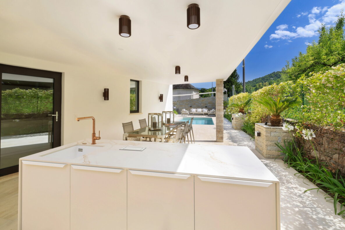 Überdachte Außenküche mit Poolterrasse