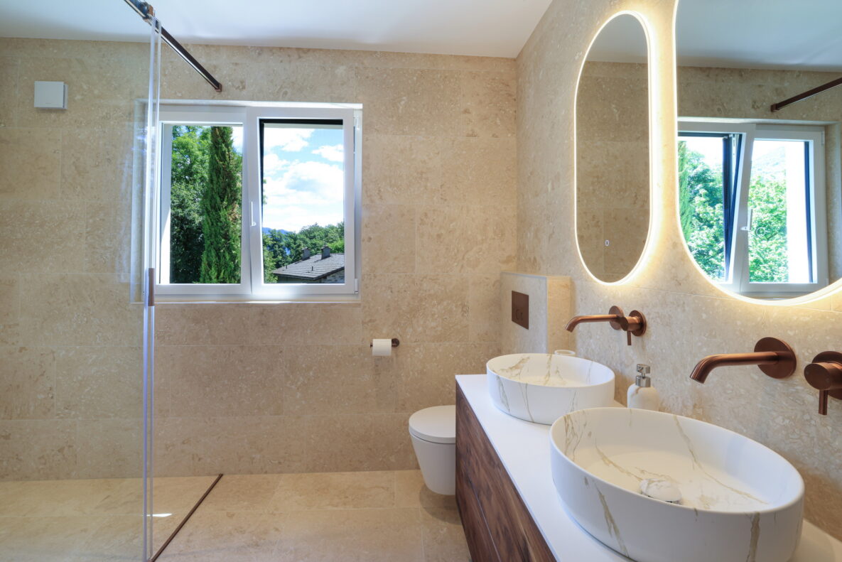 Modernes Badezimmer mit Doppelwaschbecken und Beleuchtungs-Spiegeln