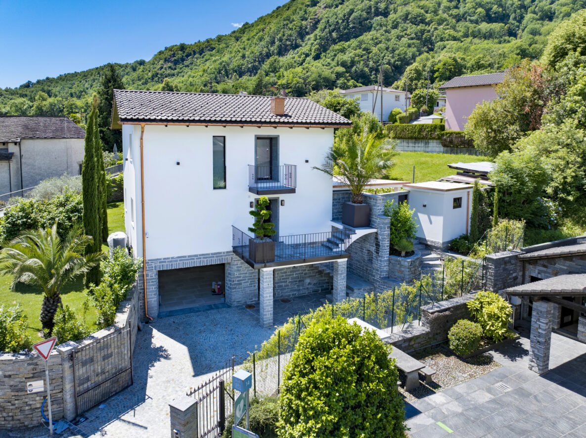 Außenansicht eines modernen Einfamilienhauses mit Garten und Balkon