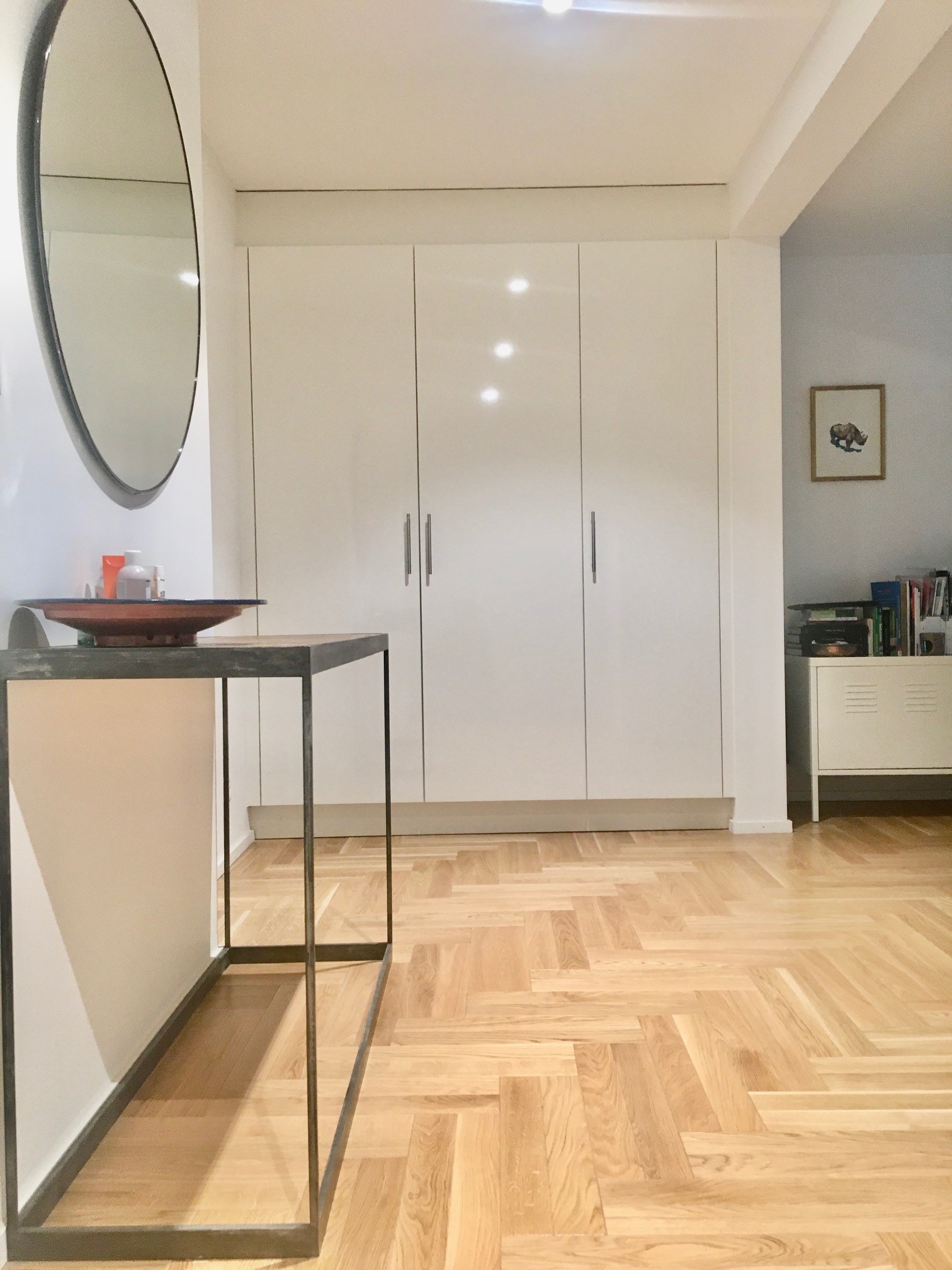 Heller Eingangsbereich mit Einbauschrank und Konsole