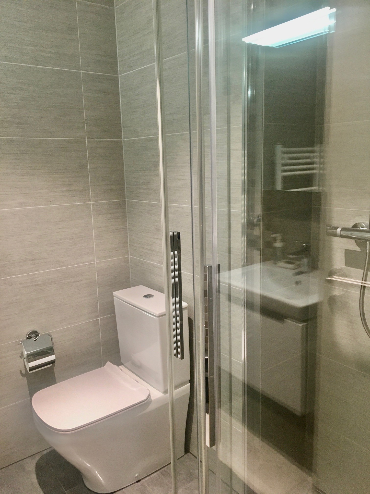 Modernes Badezimmer mit WC und Dusche