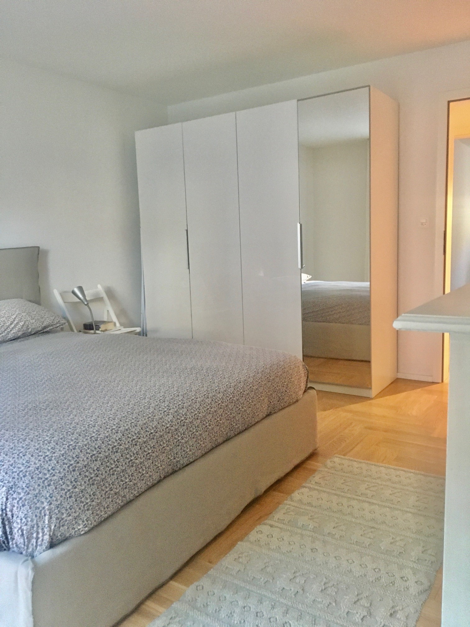 Helles Schlafzimmer mit Kleiderschrank
