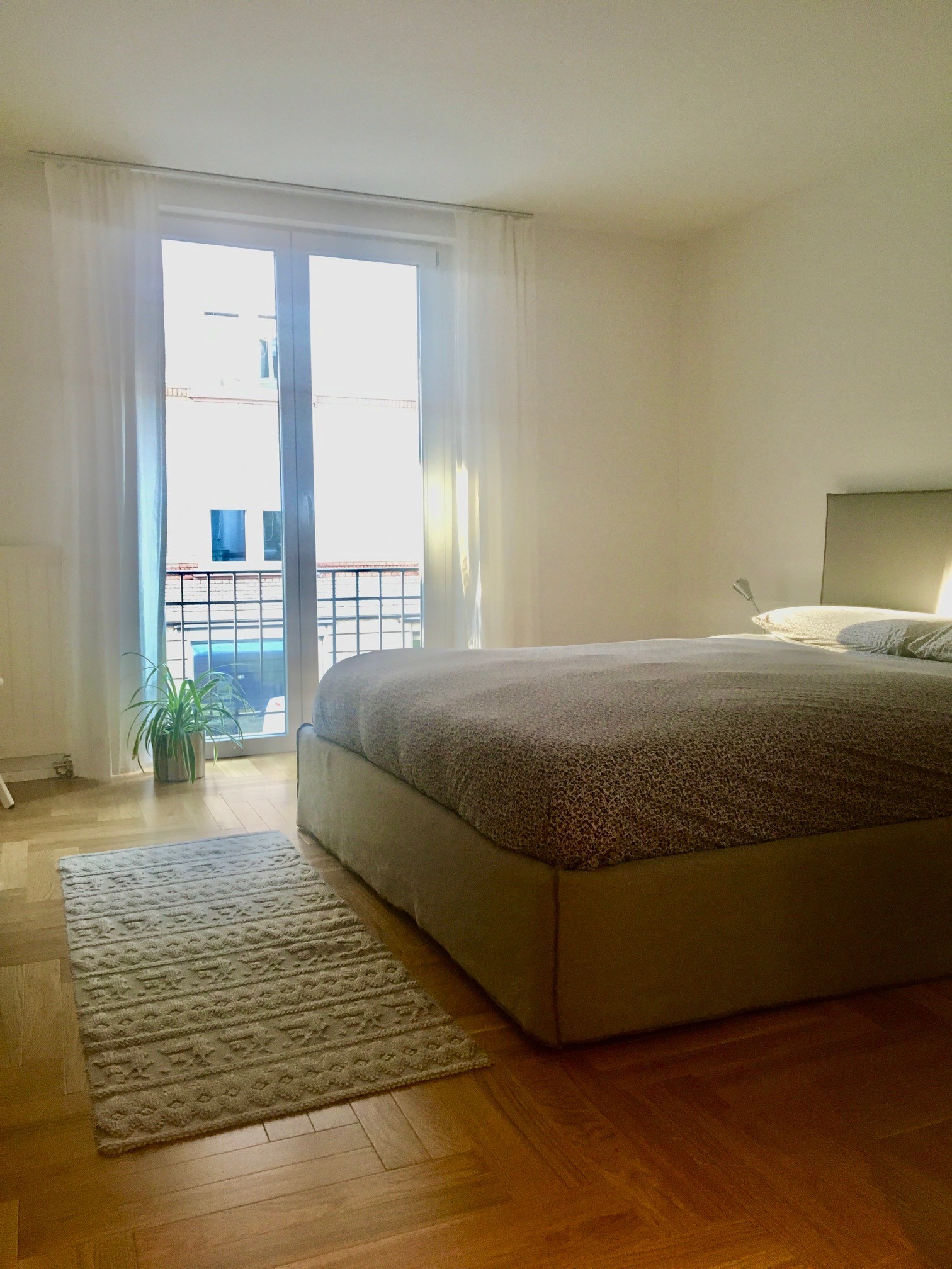 Helles Schlafzimmer mit Balkonfenster