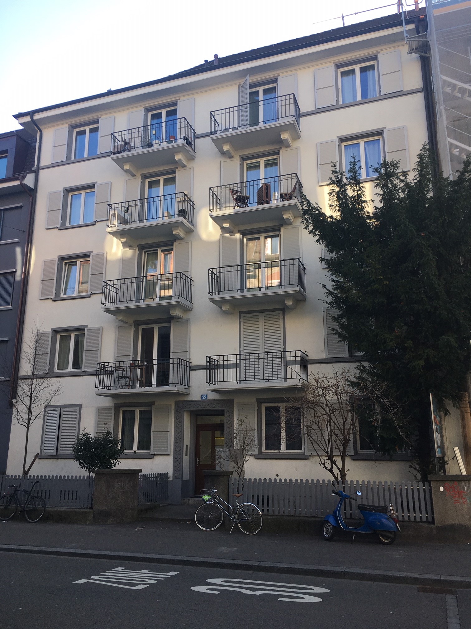 Mehrfamilienhaus mit Balkonen an der Straße