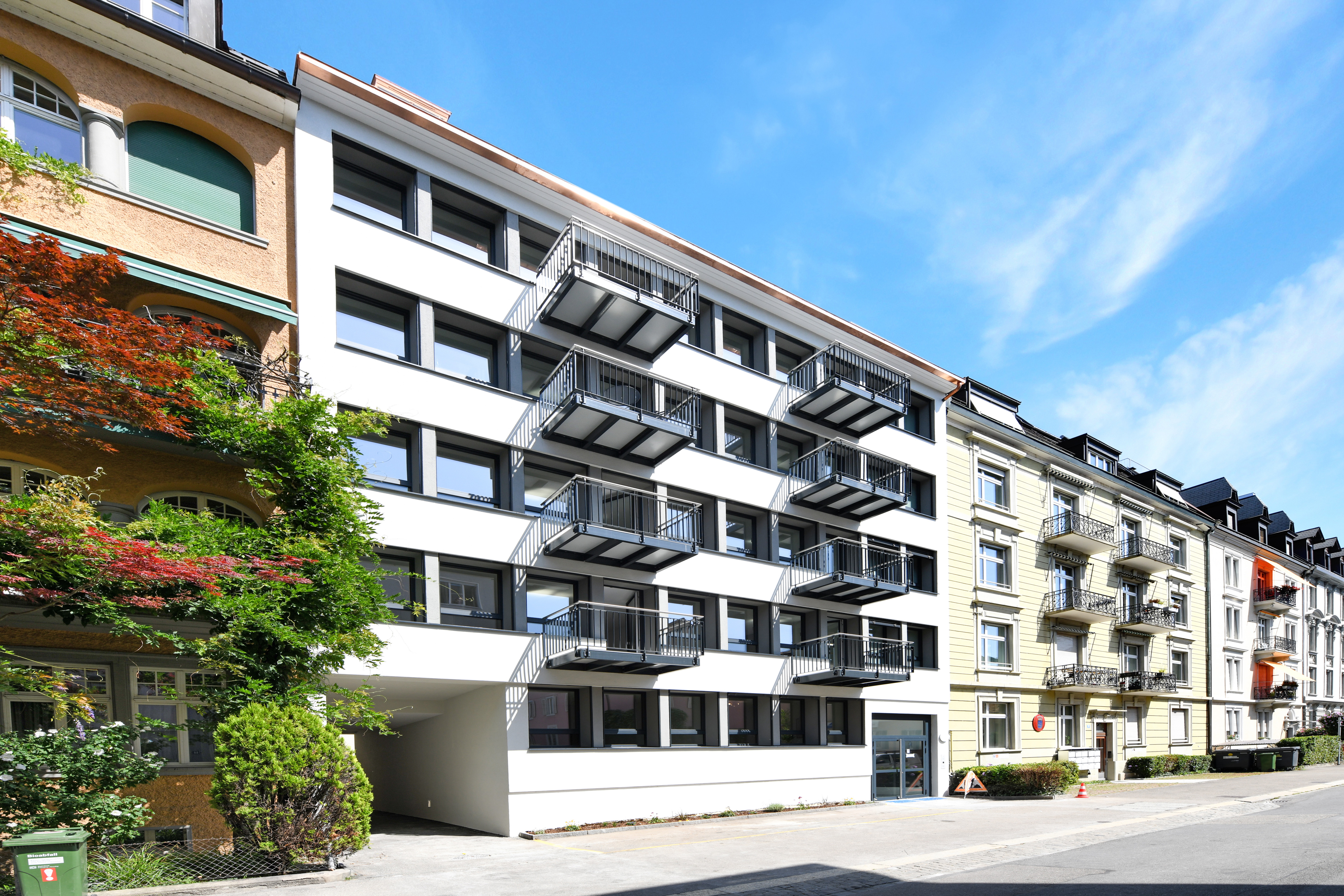 Mehrfamilienhaus mit modernen Balkonen