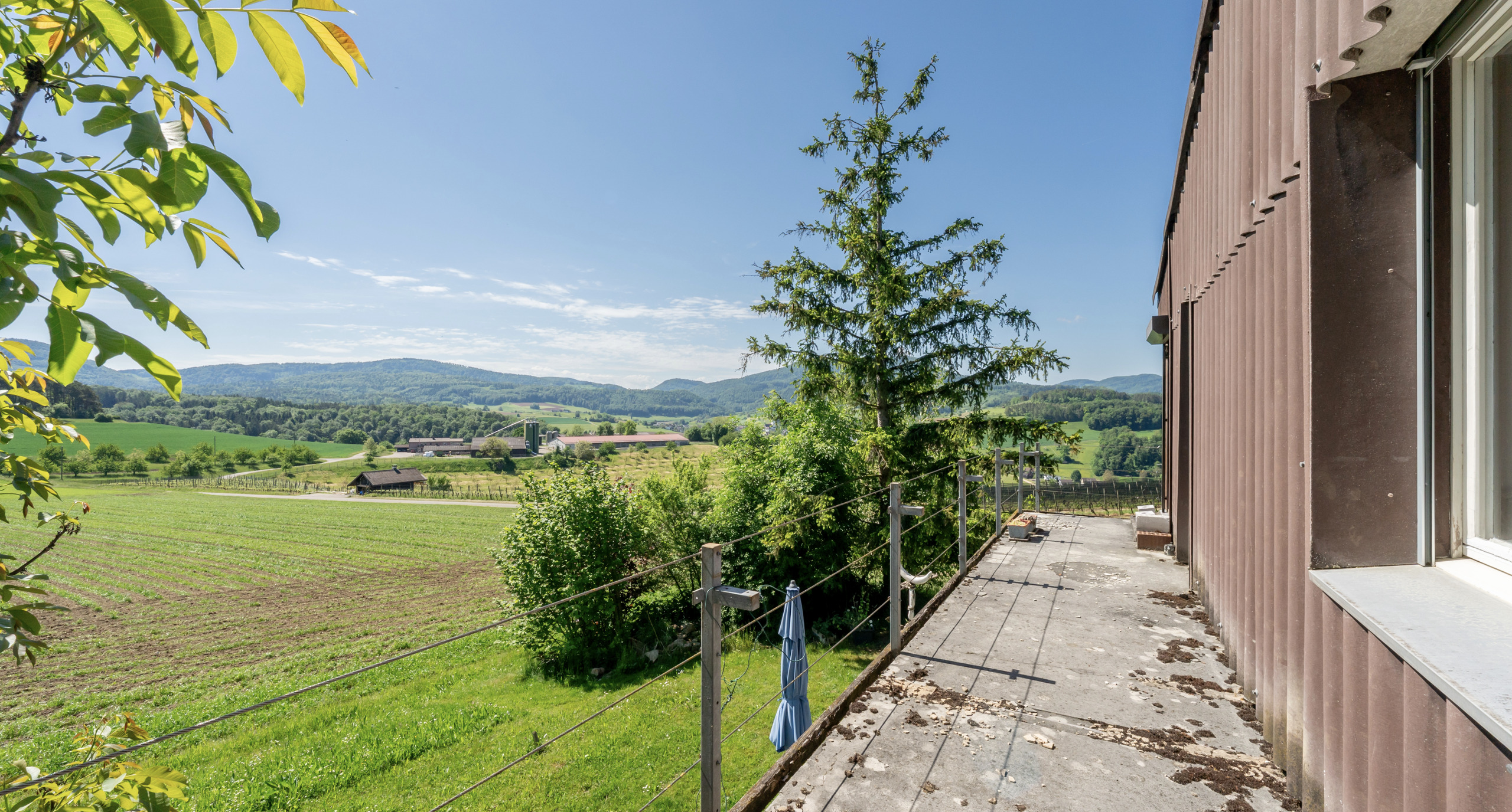 Balkon mit Panoramablick ins Grüne