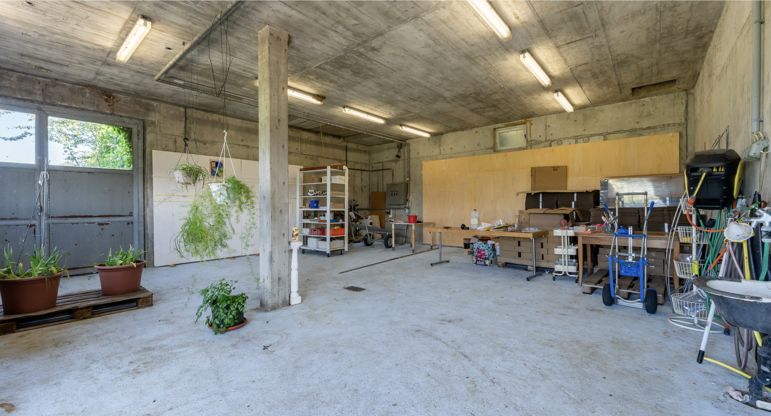 Rohbauartige Garage mit Werkstattbereich