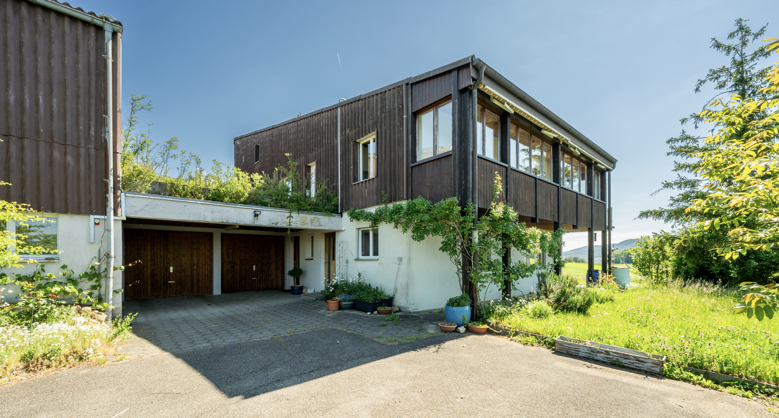 Einfamilienhaus mit Holzfassade und Garage