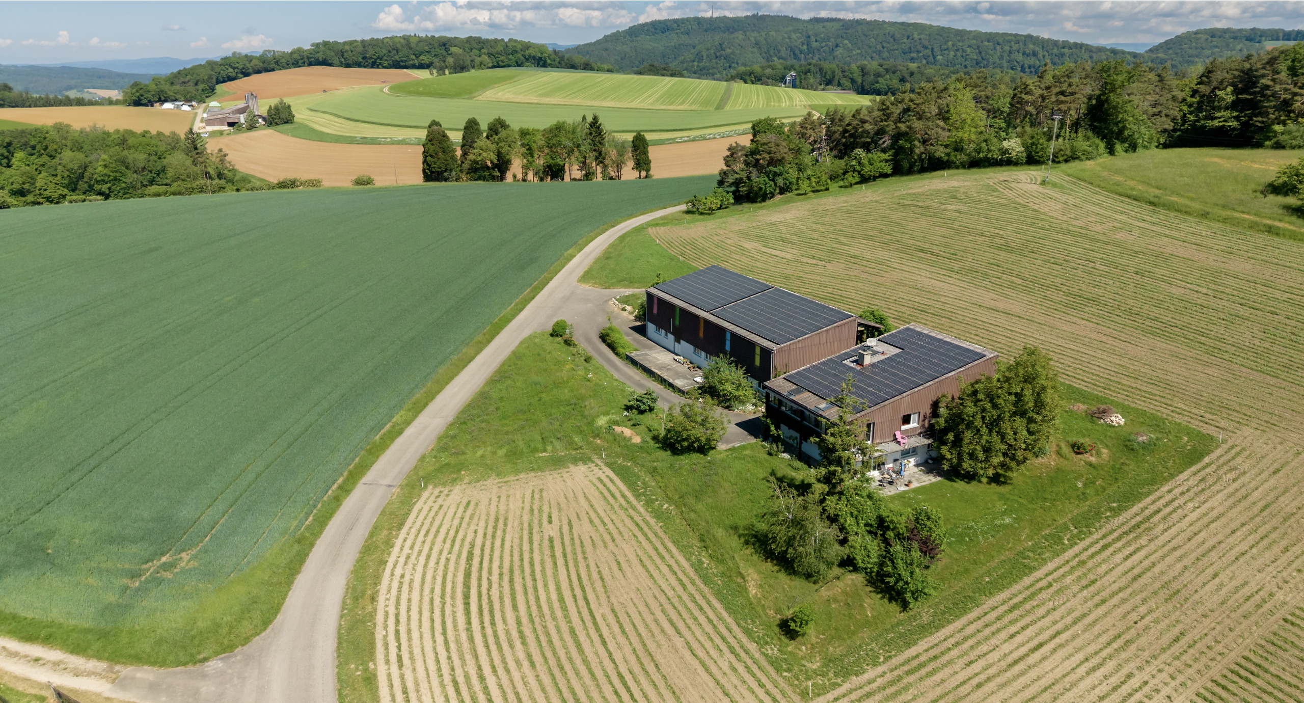 Luftaufnahme eines ländlichen Anwesens mit Photovoltaik