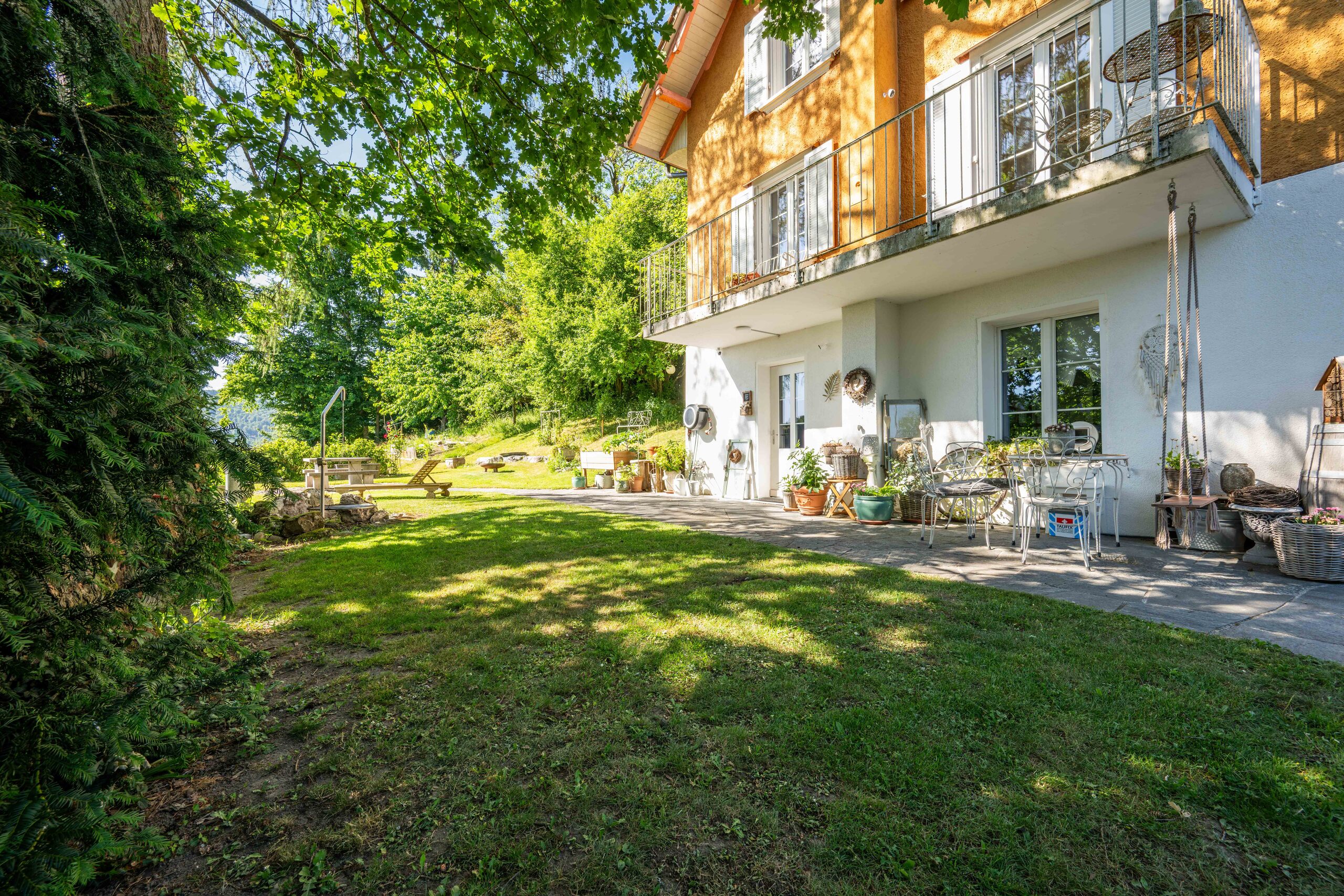 Haus mit Garten und Balkon