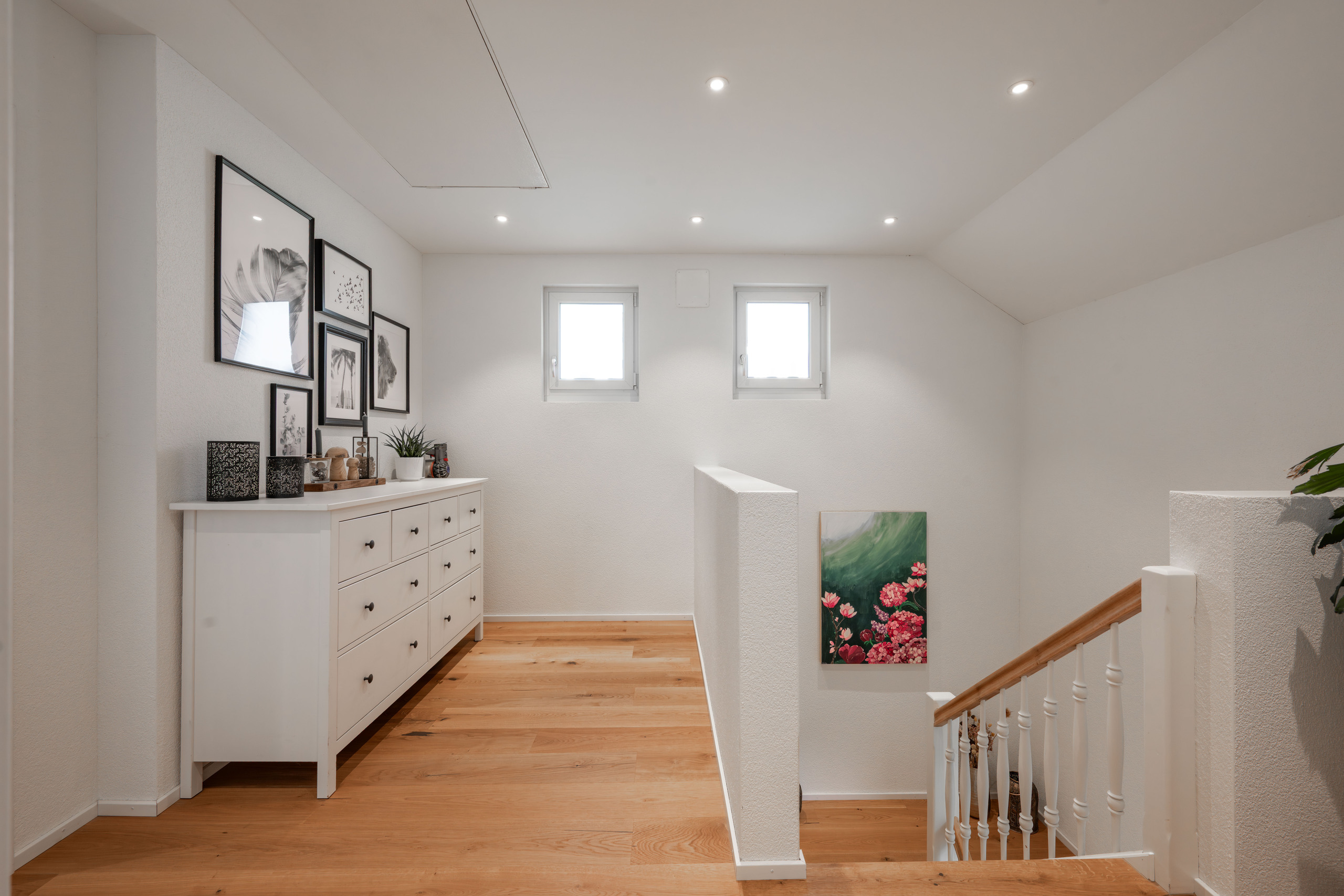 Heller Flur im Obergeschoss mit Treppe