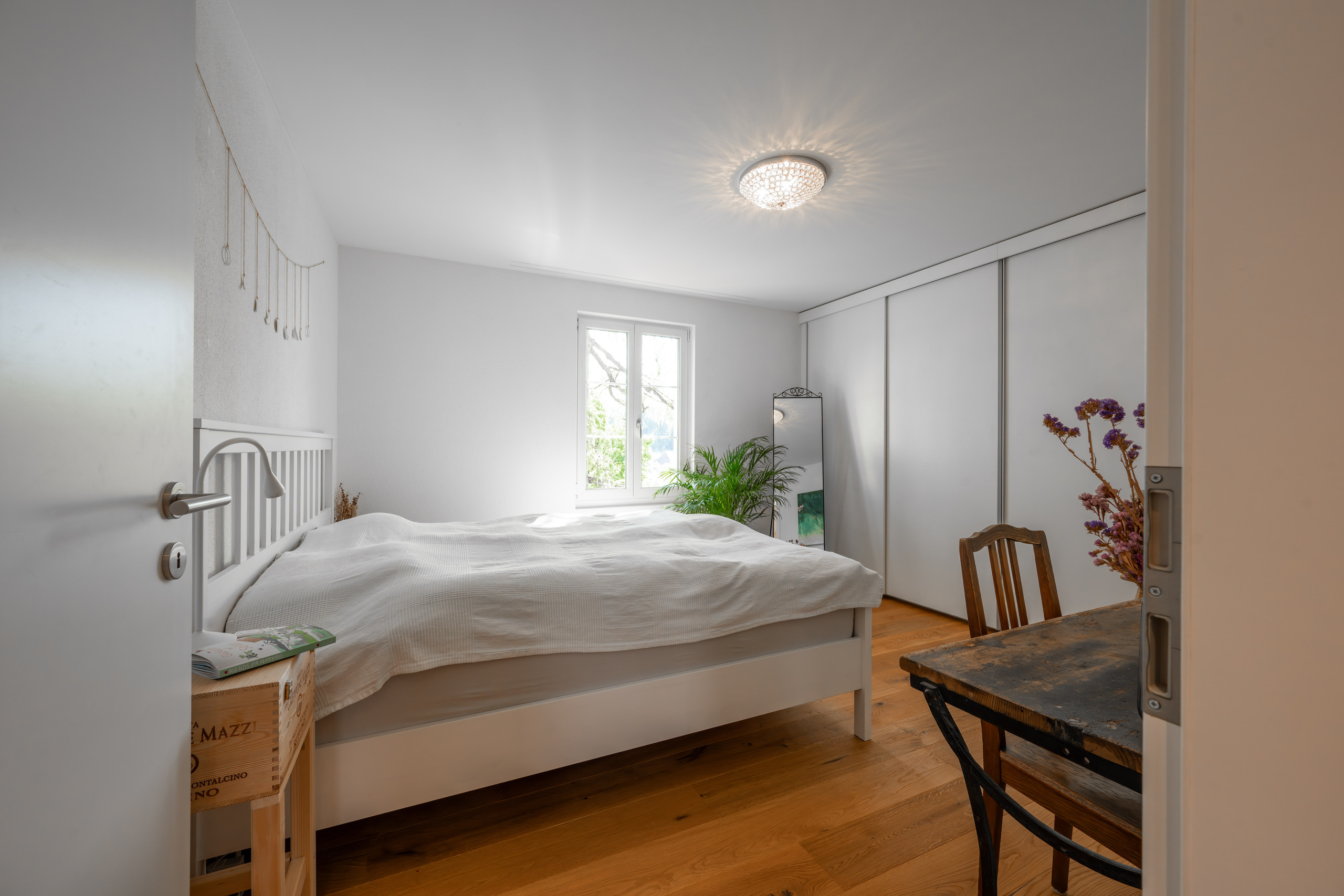 Helles Schlafzimmer mit minimalistischem Interieur