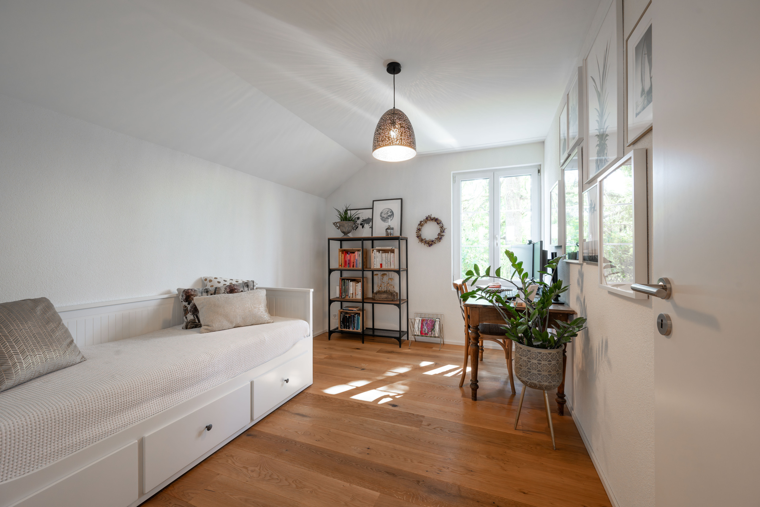 Helles Dachzimmer mit Tageslicht