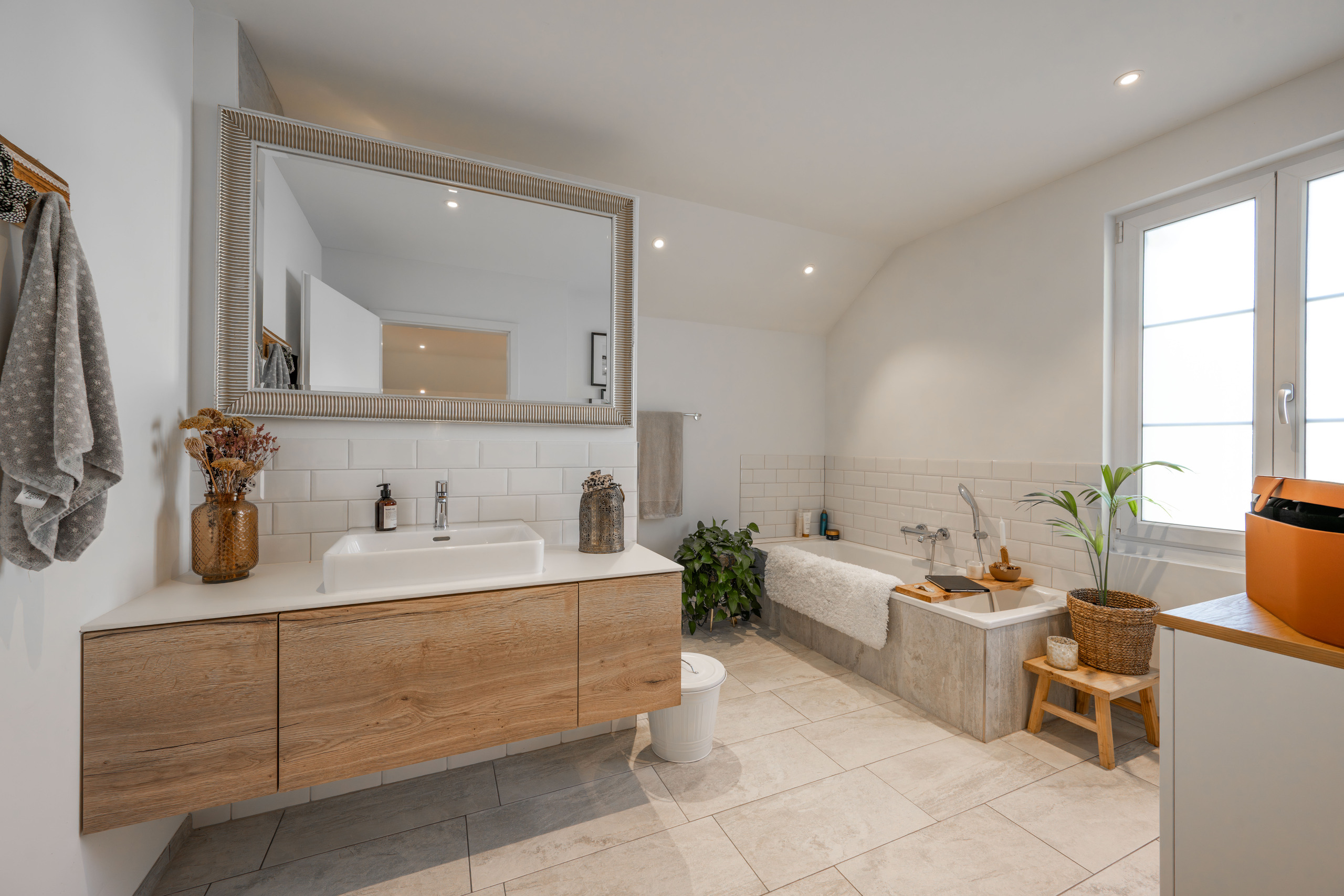 Helles Badezimmer mit Dachschräge