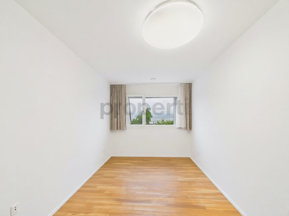 Heller, schmaler Innenraum mit Fenster