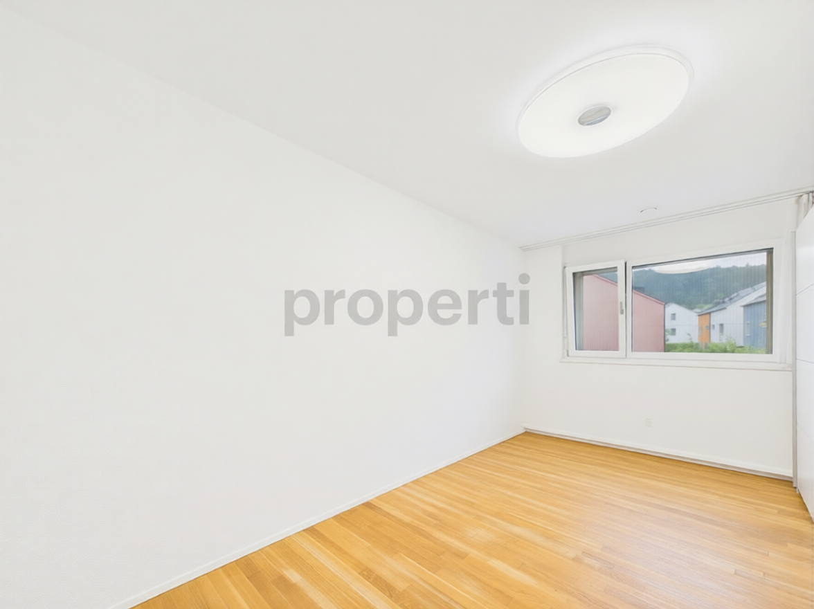Helles, leeres Zimmer mit Fenster