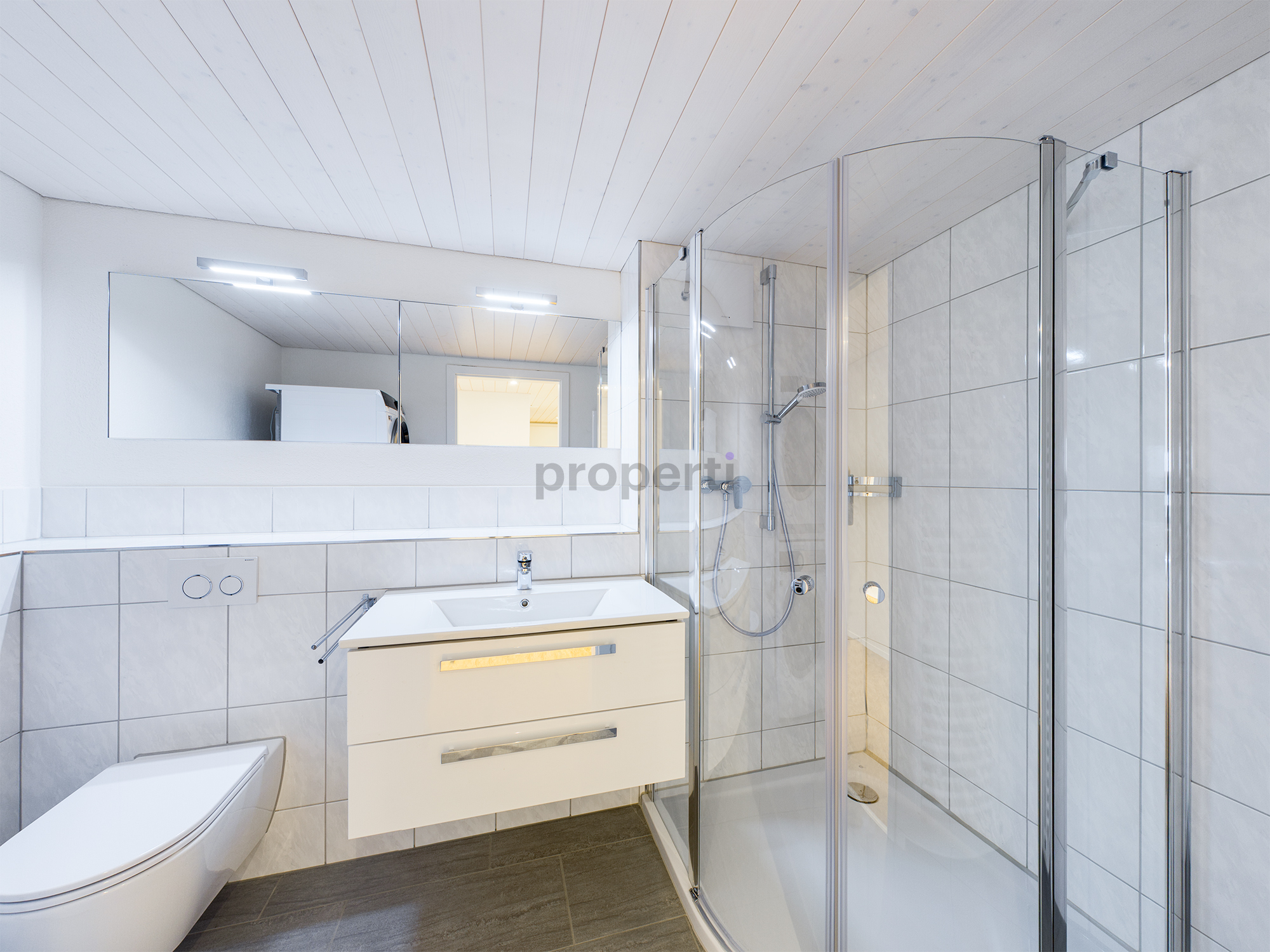 Modernes Badezimmer mit Glasdusche