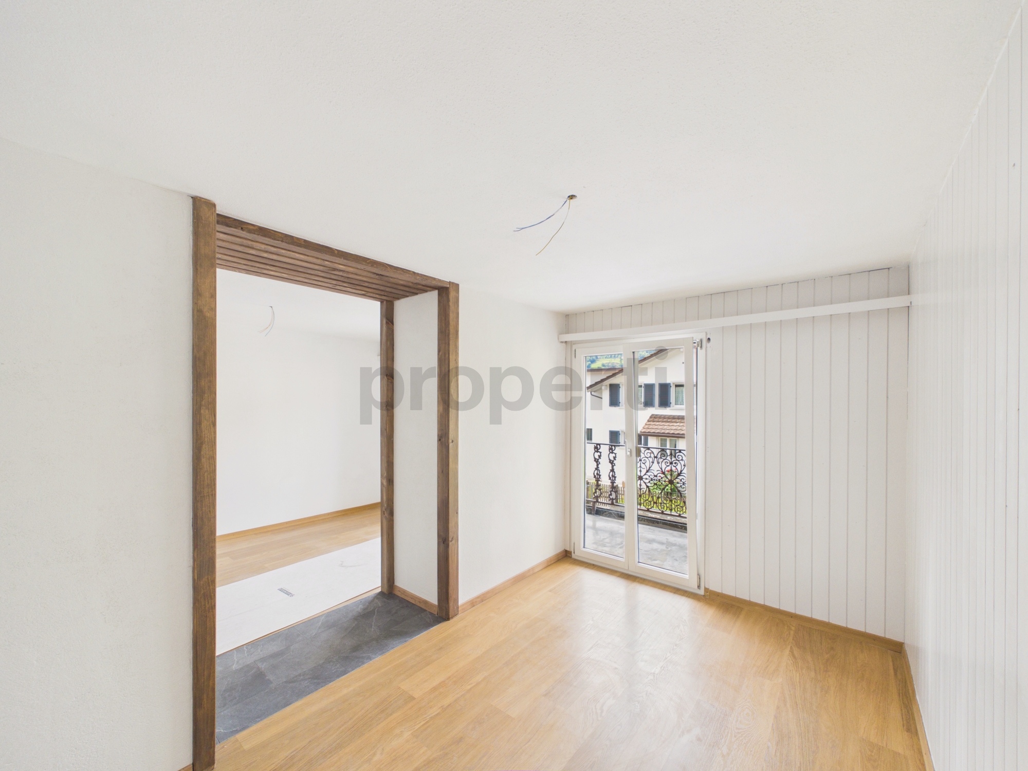 Heller leerer Raum mit Balkonblick