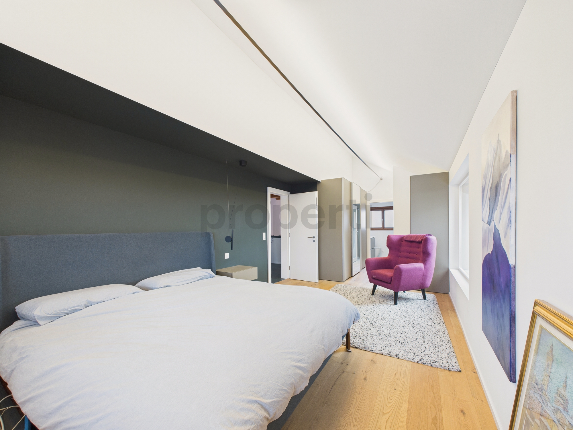 Modernes Schlafzimmer mit Dachschräge