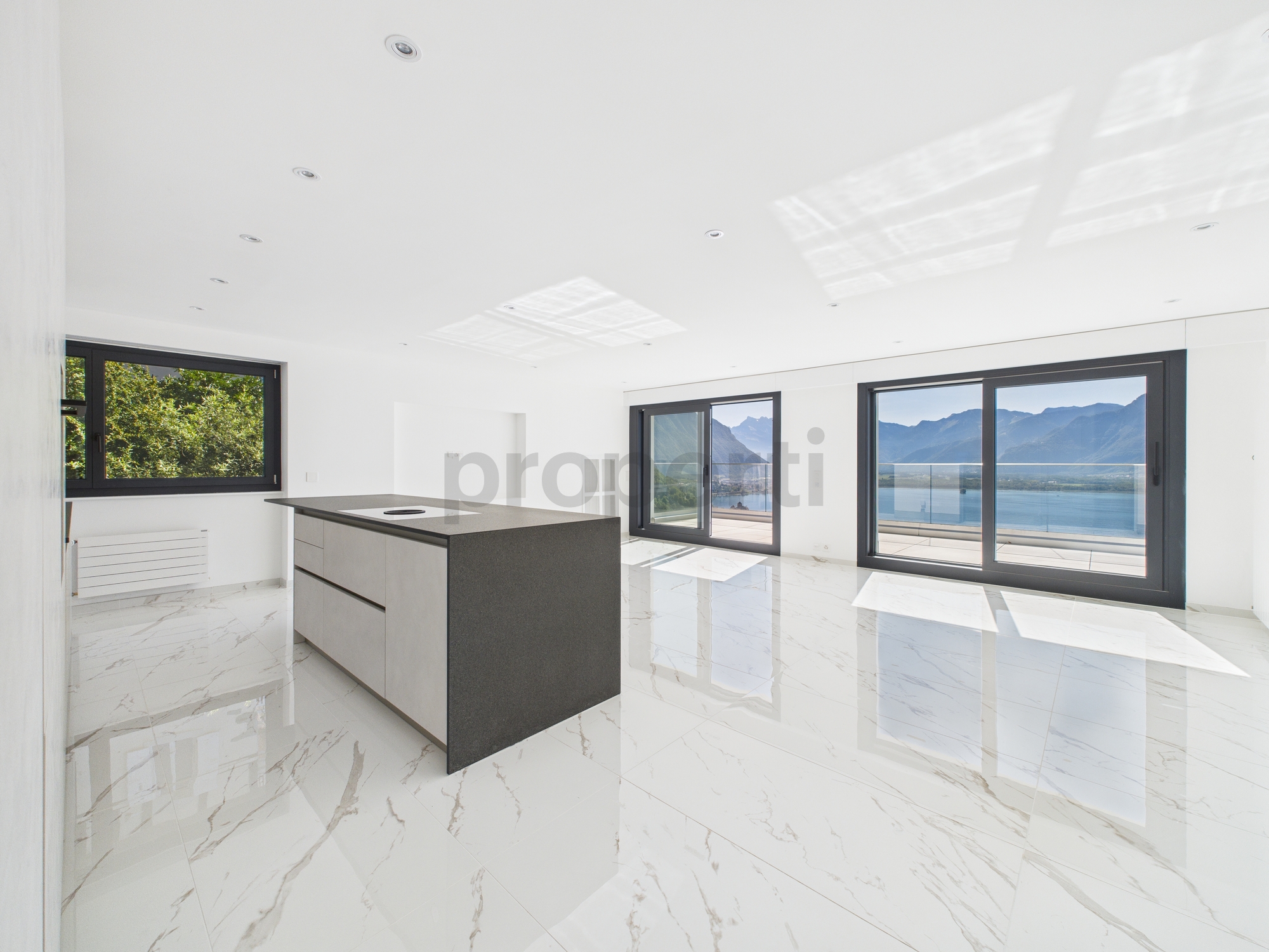 Moderne, leere Wohnküche mit Seeblick