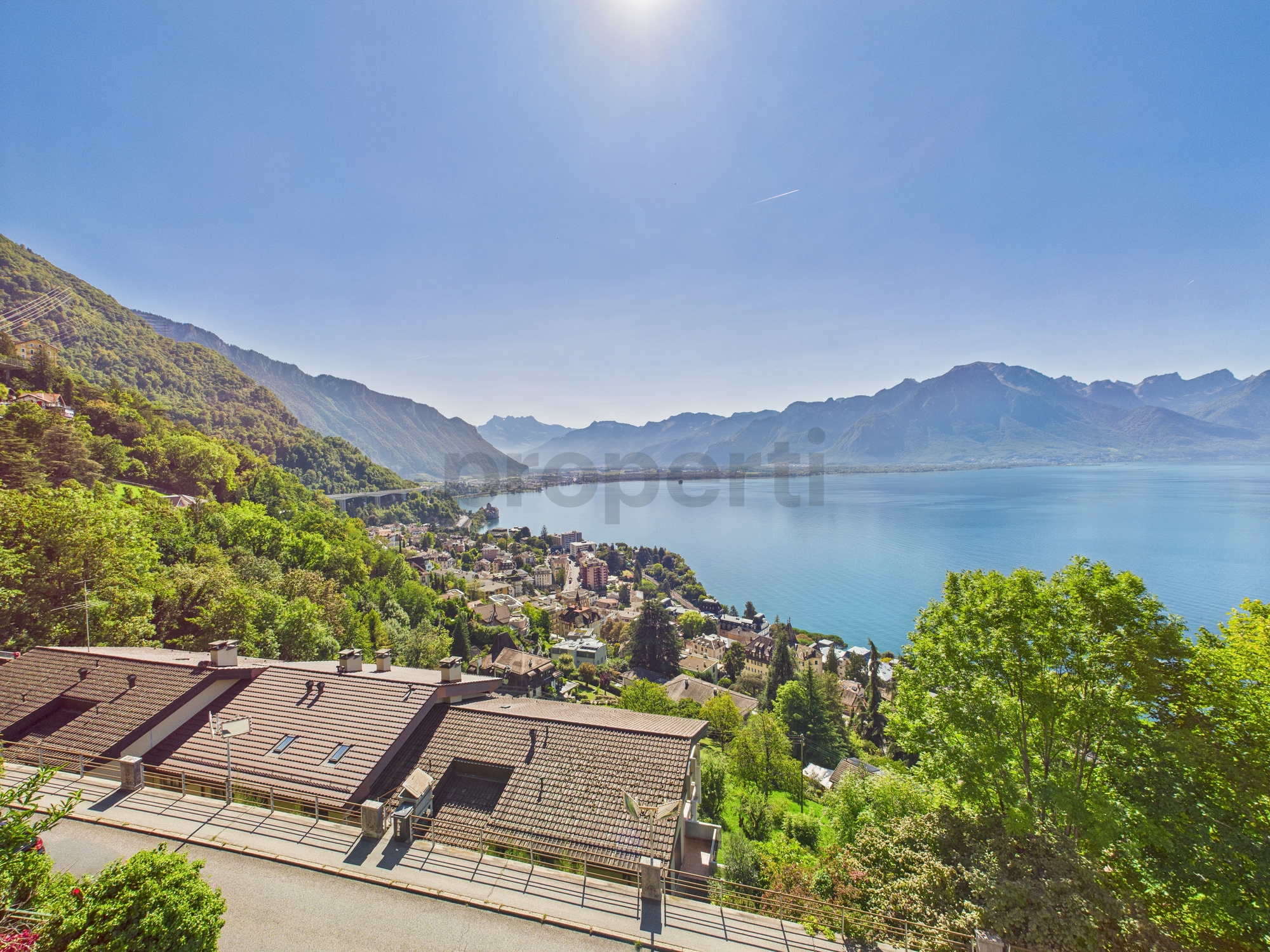 Panoramablick auf See und Berge