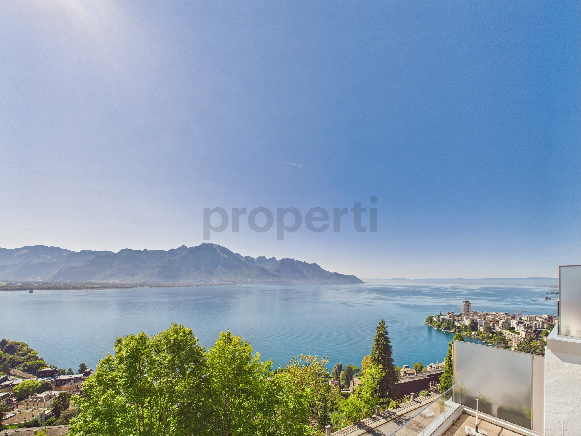 Seeblick mit Bergpanorama