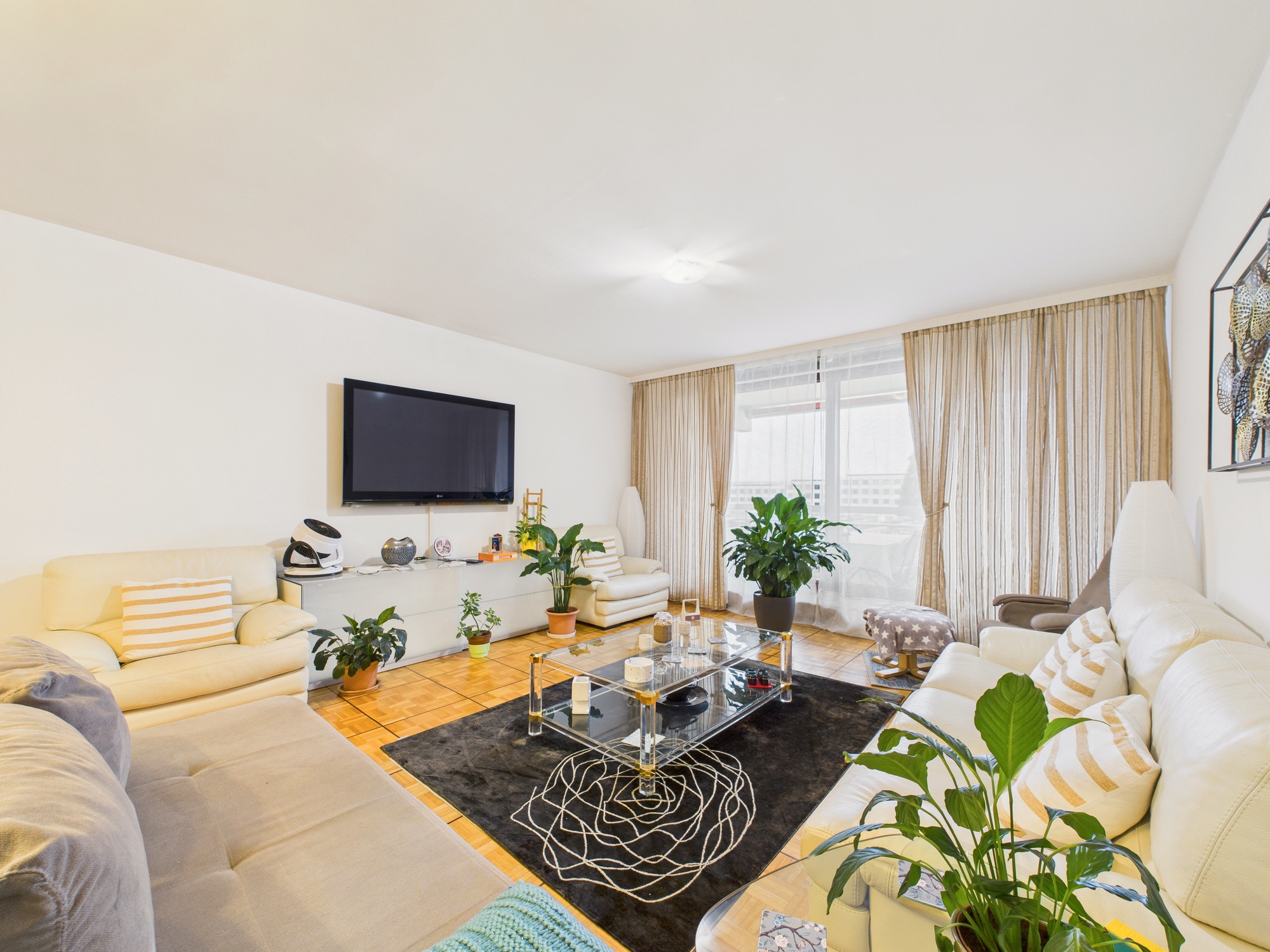 Helles Wohnzimmer mit Sitzgruppe